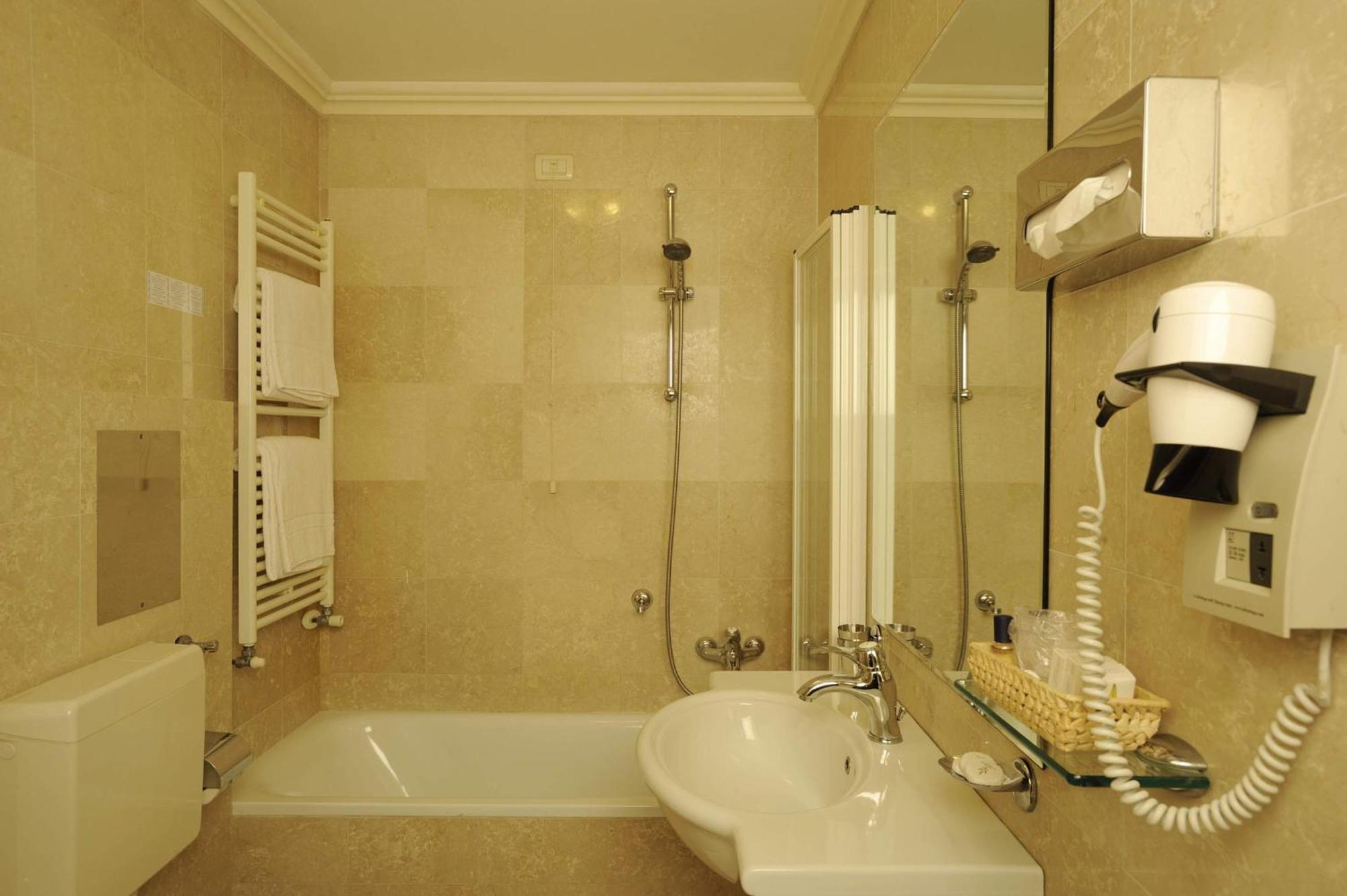 Standard Double or Twin Room,1209323530:JPEG